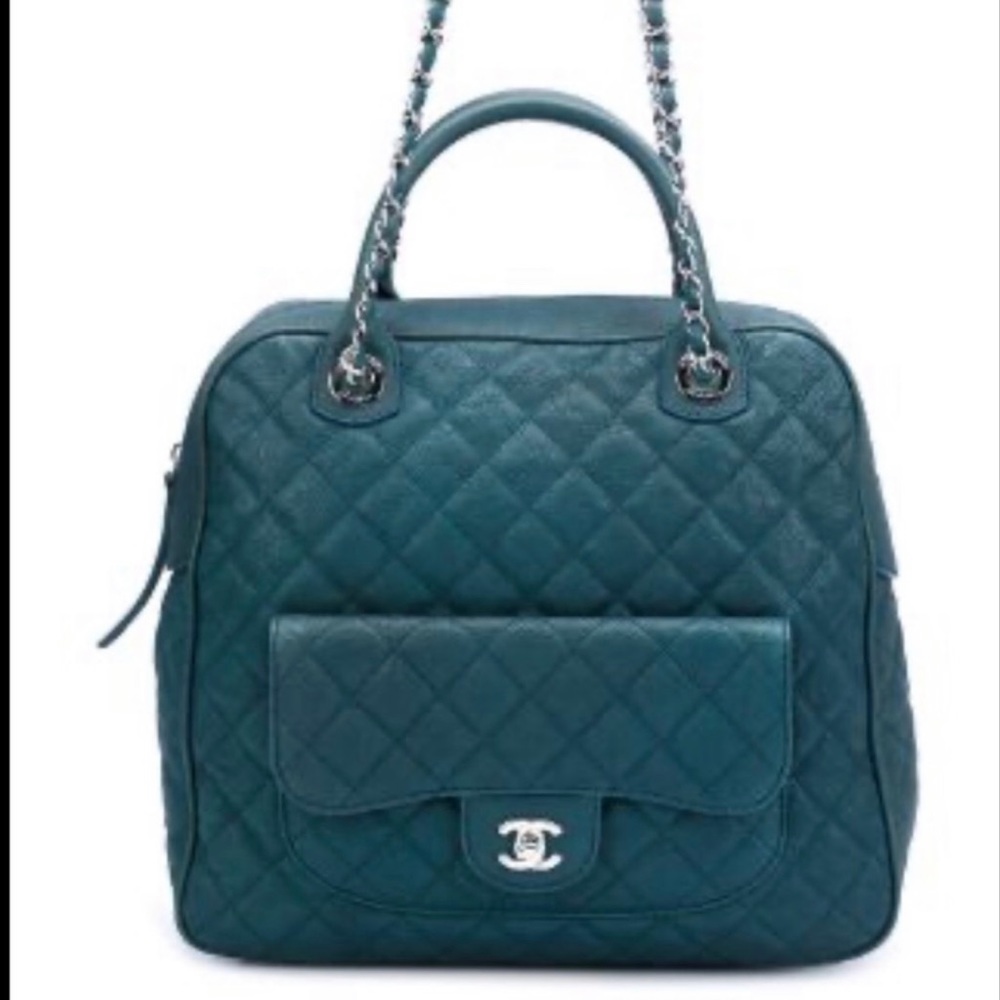 Large Chanel handbag, pet & smoke free home. Wore it a handful of times.